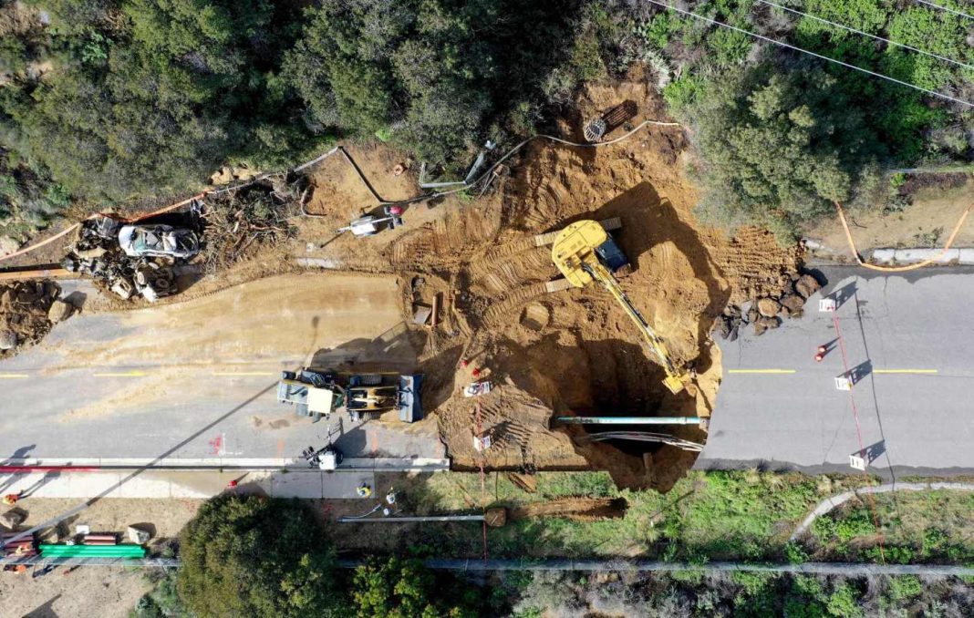 chatsworth-sinkhole-made-national-news,-wrecked-two-vehicles,-and-is-growing